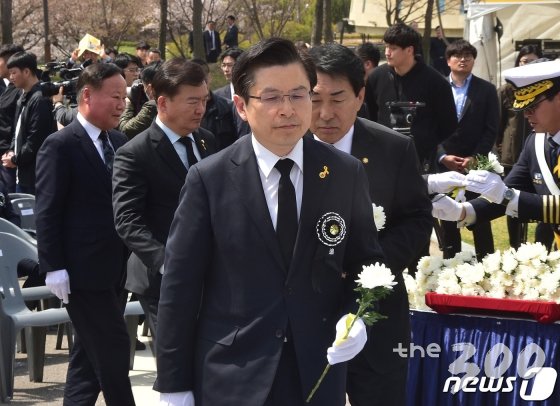 (인천=뉴스1) 이재명 기자 = 황교안 자유한국당 대표가 16일 오전 인천시 부평구 인천가족공원 세월호 일반인 희생자 추모관 앞에서 열린 세월호 일반인 희생자 5주기 추모식에서 헌화를 하고 있다. 2019.4.16/뉴스1   <저작권자 © 뉴스1코리아, 무단전재 및 재배포 금지>