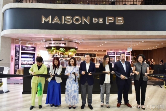 17일 싱가포르 주얼창이에서 열린 ‘메종 드 피비(Maison de PB)’ 오픈 기념식에서 주요 참석자들이 테이프 컷팅을 하고 있다. 허영인 SPC그룹 회장 (가운데), 림펙훈(Lim Peck Hoon) 창이공항그룹 수석 부사장 (오른쪽에서 세번째), 홍진(Hung Jean) 주얼창이 대표이사 (왼쪽에서 두번째)/사진제공=SPC그룹