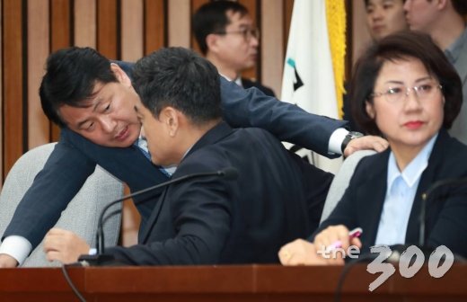 바른미래당 김관영 원내대표가 18일 오전 서울 여의도 국회에서 열린 의원총회에 참석해 오신환 의원과 대화를 하고 있다/사진=이동훈 기자