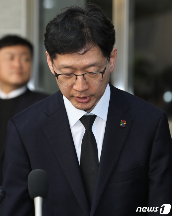 김경수 경남도지사가 18일 오후 경남 진주시 충무공동 한일병원 장례식장에 마련된 진주아파트 희생자 합동분향소에서 유가족들을 만나 위로를 전한 후 취재진과 인터뷰를 하고 있다. /사진=뉴스1