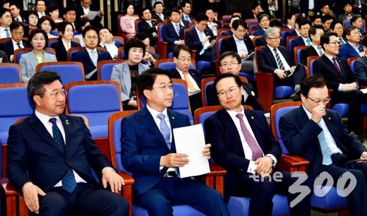 23일 오전 서울 여의도 국회에서 열린 더불어민주당 의원총회에서 이해찬 대표, 홍영표 원내대표 등 의원들이 시작을 기다리고 있다./사진=이동훈 기자