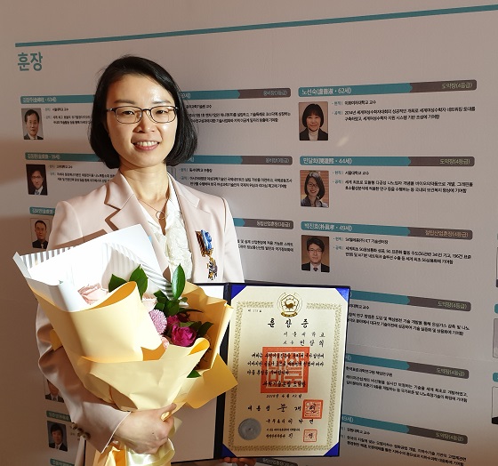 민달희 레모넥스 CTO(서울대 화학부 교수)가 지난 22일 열린 '2019년 과학·정보통신의 날 기념식'에서 '과학기술훈장 도약장'을 받고 기념사진을 찍고 있다/사진제공=레모넥스