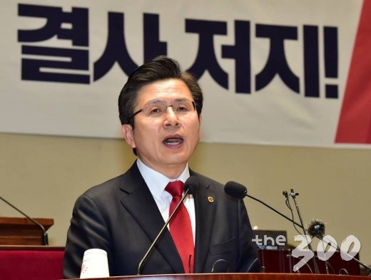 황교안 자유한국당 대표가 23일 서울 여의도 국회에서 열린 긴급 의원총회에서 모두발언을 하고 있다./사진=이동훈 기자