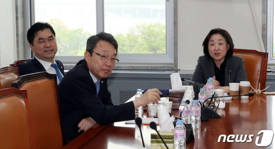 23일 서울 여의도 국회 기획재정위원회 소회의실에서 열린 정개특위 간사회의에서 심상정 위원장, 김종민 더불어민주당 간사, 김성식 바른미래당 간사가 모여 앉아 의견을 나누고 있다. / 사진제공=뉴스1