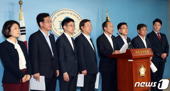 추경호 자유한국당 의원 등 文정권 경제실정백서위원들이 24일 서울 여의도 국회 정론관에서 기자회견을 하고 있다./사진=뉴스1