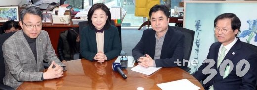 국회 정개특위 바른미래당 김성식 간사, 정의당 심상정 위원장, 더불어민주당 김종민 간사, 민주평화당 천정배 간사(왼쪽부터)가 17일 오후 서울 여의도 국회 의원회관에서 선거제 개편안 등의 여야4당 논의를 위한 회동을 갖고 있다/사진=이기범 기자