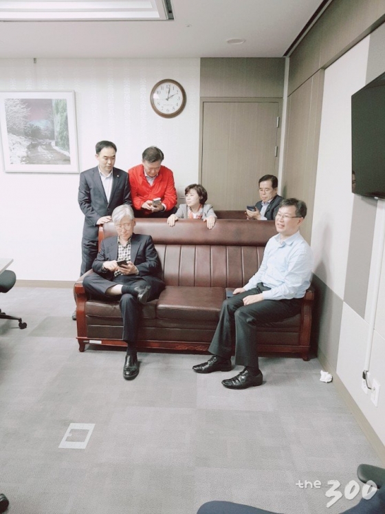 채이배 의원실 출입구 쪽을 소파로 막아선 한국당 의원들과 대화하는 채이배 의원(왼쪽 뒤) /사진제공=채이배 의원실