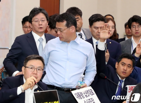 임재훈 바른미래당 의원이 26일 서울 여의도 국회에서 열린 사개특위회의에서 발언을 마치고 이석하고 있다. / 사진제공=뉴스1