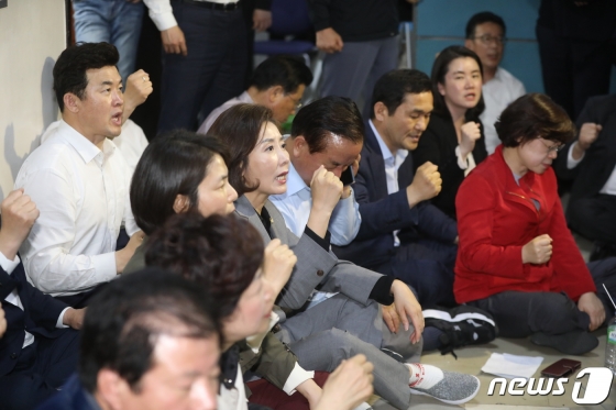 26일 서울 여의도 국회 사법개혁특별위원회 회의장 앞에서 나경원 자유한국당 원내대표 등 의원들이 회의 진행에 항의하며 구호를 외치고 있다. / 사진제공=뉴스1