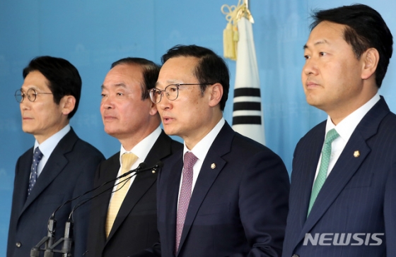 22일 자유한국당을 제외한 여야 4당 원내대표 회동을 마친 더불어민주당 홍영표, 바른미래당 김관영, 민주평화당 장병완, 정의당 윤소하 원내대표가 서울 여의도 국회 정론관에서 회동 결과 합의문을 발표하고 있다./사진=뉴시스