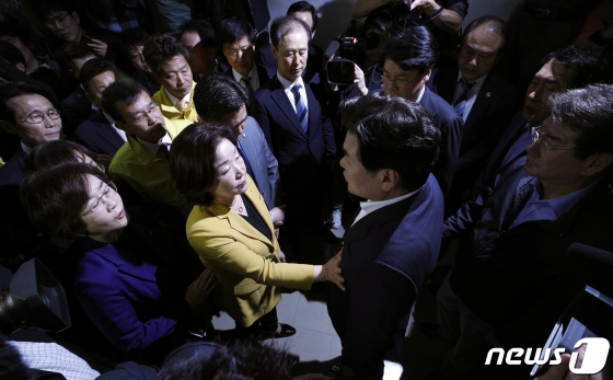 26일 오후 서울 여의도 국회 정치개혁 특별위원회 전체회의장 앞에서 자유한국당 의원 및 당직자들이 공직선거법 개정안 신속처리안건(패스트트랙) 지정동의의 건 통과를 저지하기 위해 입구를 막아서자 심상정 위원장과 민주당 의원 등이 길을 비킬 것을 요구하고 있다. / 사진제공=뉴스1