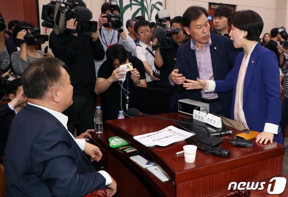 이상민 국회 사법개혁특별위원회 위원장이 26일 서울 여의도 국회에서 열린 회의에서 백혜련 더불어민주당 간사와 윤한홍 자유한국당 간사가 연쟁하는 것을 보고 있다. / 사진제공=뉴스1