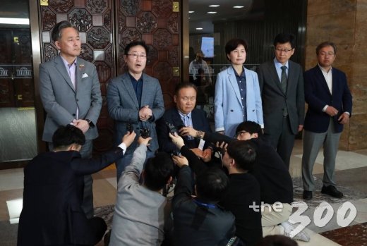 이상민 사법개혁특별위원회 위원장과 박범계 등 더불어민주당 위원들이 28일 오후 서울 여의도 국회 로텐더홀에서 기자회견을 하고 있다./사진=이동훈 기자