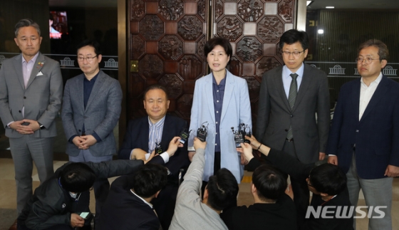 【서울=뉴시스】고승민 기자 = 더불어민주당 이상민 사법개혁특별위원장을 비롯한 민주당 위원들이 28일 서울 여의도 국회에서 기자회견을 하고 있다. 2019.04.28.  kkssmm99@newsis.com