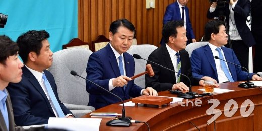 바른미래당 김관영 원내대표가 23일 오전 국회에서 열린 당 의원총회에서 의사봉을 두드리고 있다. /사진=이동훈 기자