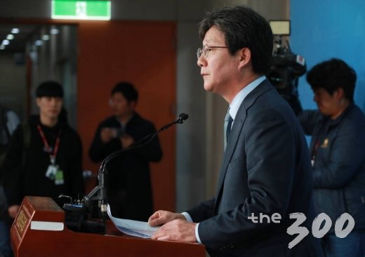 유승민 바른미래당 의원이 28일 오후 서울 여의도 국회 정론관에서 패스트트랙(신속처리안건) 대치 정국과 관련된 내용의 기자회견을 하고 있다. /사진=이동훈 기자