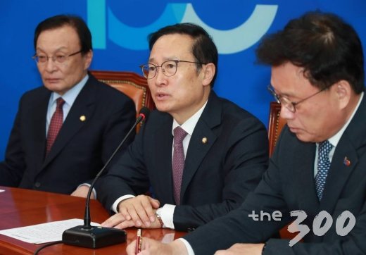 29일 오전 서울 여의도 국회에서 열린 더불어민주당 최고위원회의에서 홍영표 원내대표가 모두발언을 하고 있다. /사진=이동훈 기자