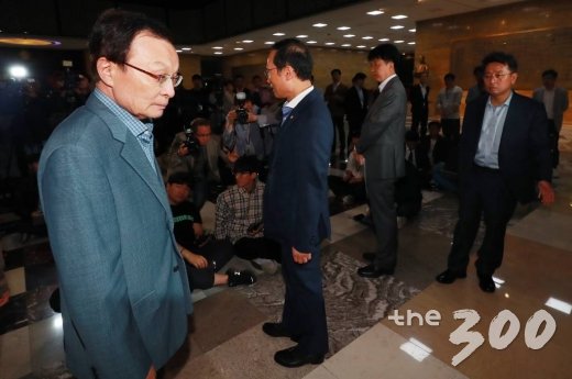 이해찬 더불어민주당 대표가 28일 오후 서울 여의도 국회 로텐더홀에서 패스트트랙(신속처리안건) 대치 정국과 관련된 내용의 기자회견을 하고 있는 홍영표 원내대표를 지나 예결위회의장으로 들어서고 있다. /사진=이동훈 기자