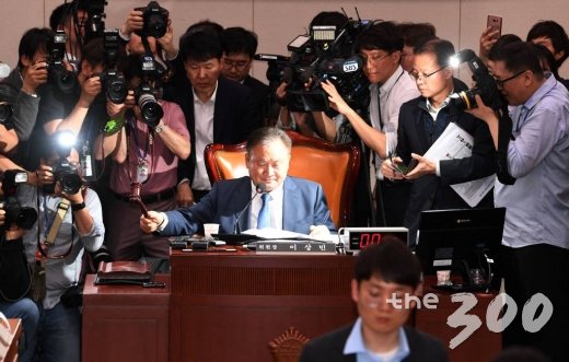 이상민 사법개혁특별위원회 위원장이 29일 서울 여의도 국회 문화체육관광위원회 회의실에서 열린 전체회의에서 고위공직자범죄수사처(공수처) 법안과 검경 수사권 조정안 등 법안을 패스트트랙(신속처리안건)으로 지정하며 의사봉을 두드리고 있다. /사진=이동훈 기자