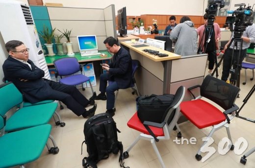 25일 오전 서울 여의도 국회에서 자유한국당 의원들이 바른미래당 오신환 사개특위 위원에 대한 사보임계 접수를 막기 위해 의안과를 점거하고 있다. /사진=이동훈 기자