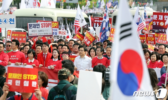 황교안 자유한국당 대표와 참석자들이 27일 오후 서울 종로구 세종문화회관 앞에서 열린 ‘문재인 정권의 국정운영 규탄 2차 장외집회’를 마치고 청와대 방향으로 행진하고 있다. /사진=뉴스1
