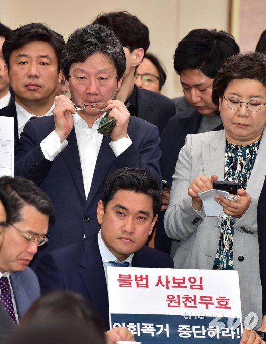 29일 국회 문화체육관광부 회의실에서 열린 사법개혁특별위원회 전체회의에서 유승민(사진 가운데)-오신환(사진 아래) 바른미래당 의원이 굳은 표정으로 회의를 지켜보고 있다. /사진=이동훈 기자