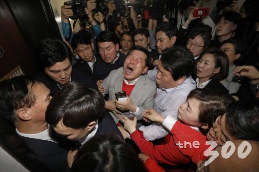 29일 밤 서울 여의도 국회 문화체육관광부 회의장에서 열린 사법개혁특별위원회에 참석하기 위해 자유한국당 의원들이 진입을 시도하고 있다. /사진=이동훈 기자