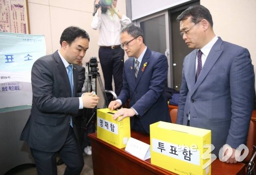 29일 밤 서울 여의도 국회 문화체육관광부 회의장에서 열린 사법개혁특별위원회에 바른미래당 채이배 의원이 투표를 하고 있다./사진=이동훈 기자