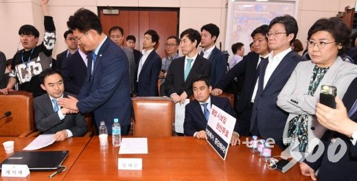 29일 서울 여의도 국회 문화체육관광위원회 회의실에서 열린 전체회의에서 고위공직자범죄수사처(공수처) 법안과 검경 수사권 조정안 등 법안이 패스트트랙(신속처리안건)으로 가결된 가운데 송영길 더불어민주당 의원(왼쪽 두번째)이 채이배 바른미래당 의원과 악수를 하고 있다. /사진=이동훈 기자