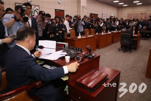 29일 밤 서울 여의도 국회에서 사법제도 개혁안 패스트트랙(신속처리안건) 지정을 위해 열린 사법개혁특별위원회 전체회의에서 이상민 위원장이 의사봉을 두드리고 있다./사진=이동훈 기자