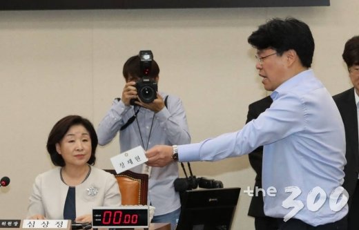 29일 밤 서울 여의도 국회 정무위 회의실에서 열린 정치개혁특위 회의 개의에 앞서 자유한국당 장제원 간사(오른쪽)가 심상정 위원장에게 항의하고 있다./사진=이동훈 기자