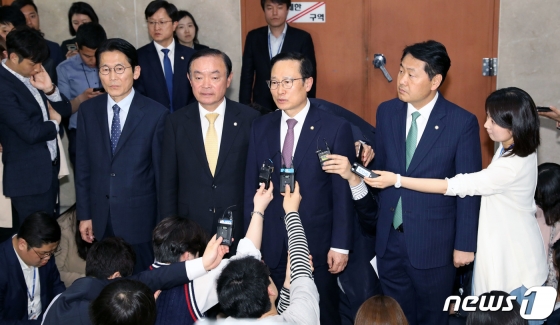 윤소하 정의당(왼쪽부터), 장병완 민주평화당, 홍영표 더불어민주당 김관영 바른미래당 원내대표가 22일 서울 여의도 국회 정론관에서 4당원내대표 합의사항을 발표한 후 걸어나오고 있다. /사진=뉴스1