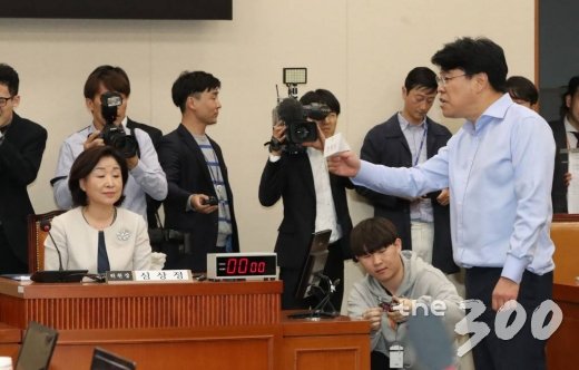 29일 밤 서울 여의도 국회 정무위 회의실에서 열린 정치개혁특위 회의 개의에 앞서 자유한국당 장제원 간사(오른쪽)가 심상정 위원장에게 항의하고 있다. /사진=이동훈 기자