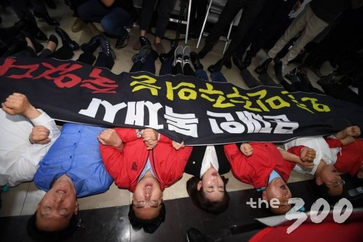 자유한국당 의원들이 29일 서울 여의도 국회 문화체육관광위원회 회의실에서 열린 전체회의에서 고위공직자범죄수사처(공수처) 법안과 검경 수사권 조정안 등 법안이 패스트트랙(신속처리안건)으로 지정되자 바닥에 누워 구호를 외치고 있다. /사진=이동훈 기자