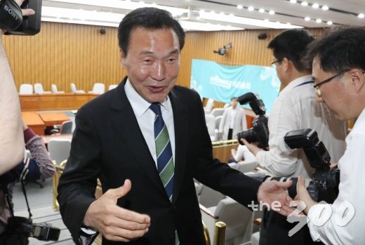 손학규 바른미래당 대표가 23일 서울 여의도 국회에서 열린 의원총회를 마치고 의총장을 나서고 있다. 이날 의총에서 선거제개편, 공수처설치법 등 패스트트랙 지정 합의안을 추인했다./사진=이동훈 기자