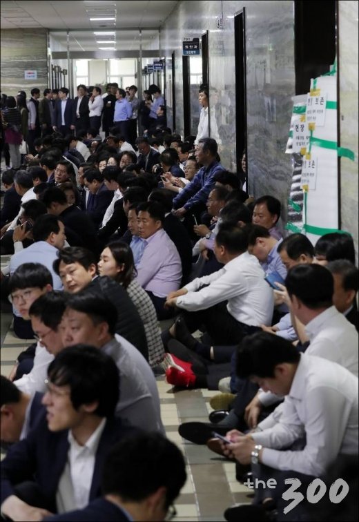 나경원 자유한국당 원내대표를 비롯한 의원들이 4월26일 오전 서울 여의도 국회 의안과 앞을 지키고 있다./사진=김창현 기자