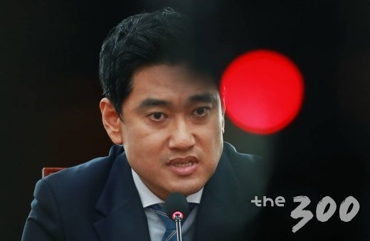 오신환 바른미래당 의원이 29일 오전 서울 여의도 국회에서 자신의 사보임 문제와 패스트트랙 관련 기자회견을 하고 있다./사진=이동훈 기자