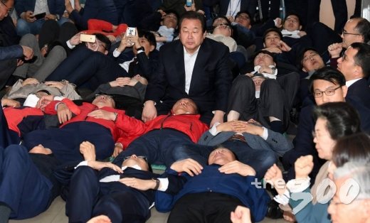 여야 4당이 선거법 개정과 고위공직자범죄수사처(공수처) 신설 법안 등에 대한 패스트트랙(신속처리안건) 지정을 29일 시도하기로 한 가운데, 행정안전위원회 회의실 앞에서 선거제 패스트트랙지정 저지 농성을 벌이는 자유한국당 의원과 당직자들이 바닥에 누워 있다. 가운데는 누워 있는 의원과 당직자들 사이에 홀로 앉아 있는 김무성 의원의 모습. /사진=이동훈 기자