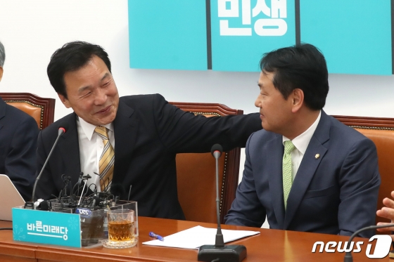 (서울=뉴스1) 임세영 기자 = 손학규 바른미래당 대표(왼쪽)가 30일 오전 서울 여의도 국회에서 열린 공동 기자회견에서 김관영 원내대표를 격려하고 있다. 2019.4.30/뉴스1   <저작권자 © 뉴스1코리아, 무단전재 및 재배포 금지>