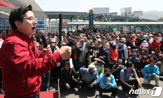 황교안 자유한국당 대표가 2일 오후 대전역 광장에서 열린 '문재인 STOP! 대전시민이 심판합니다'에서 패스트트랙 지정의 위법성과 선거제 개편 및 공수처 신설에 따른 폐해 등 문재인 정부의 정책에 대해 비판 발언을 하고 있다. /사진=뉴스1