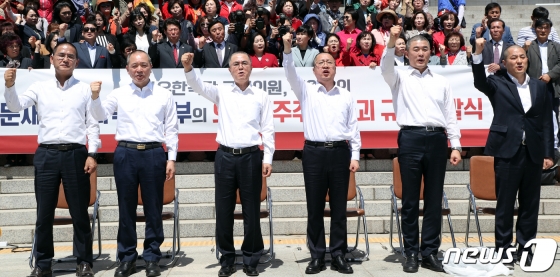 이창수 자유한국당 충남 도당위원장(왼쪽부터), 성일종, 김태흠, 이장우, 윤영석, 박대출 자유한국당 의원들이 2일 서울 여의도 국회 본청 계단에서 선거법 개정안과 고위공직자범죄수사처 법안 패스트트랙 지정의 부당성을 알리며 삭발을 마치고 구호를 외치고 있다. /사진=뉴스1