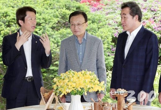 이낙연 국무총리와 이해찬 더불어민주당 대표, 이인영 원내대표가 12일 오후 서울 종로구 국무총리공관에서 열린 당정청 회의에 앞서 환담을 나누고 있다. / 사진=김창현 기자 chmt@