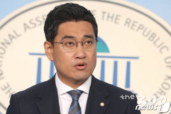 (서울=뉴스1) 임세영 기자 = 오신환 바른미래당 의원이 13일 오전 서울 여의도 국회 정론관에서 원내대표 경선 출마를 선언하고 있다. 2019.5.13/뉴스1   <저작권자 © 뉴스1코리아, 무단전재 및 재배포 금지>