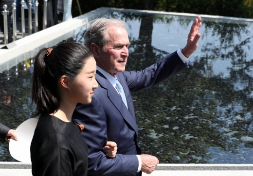 조지 부시 전 미국 대통령이 23일 오전 경남 김해 봉하마을에서 열린 고 노무현 전 대통령 서거 10주기 추도식에 참석해 시민들을 향해 손을 흔들고 있다. 2019.5.23/뉴스1 / 사진=김휘선 기자 hwijpg@