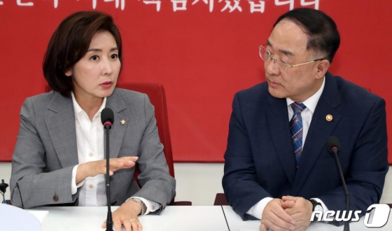 (서울=뉴스1) 김명섭 기자 = 나경원 자유한국당 원내대표가 10일 서울 여의도 국회에서 열린 홍남기 경제부총리 겸 기획재정부장관 면담에서 모두발언을 하고 있다. 2019.5.10/뉴스1
