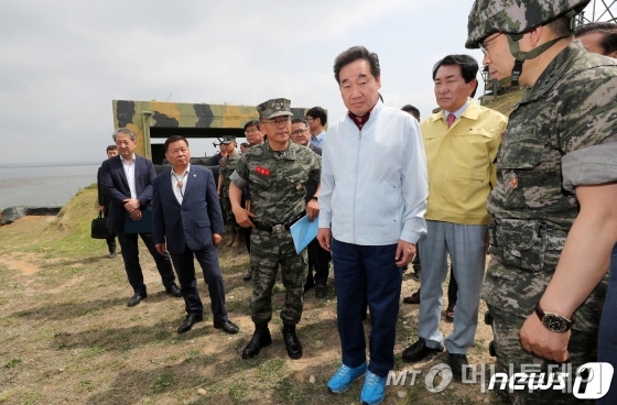 (인천=뉴스1) 박세연 기자 = 이낙연 국무총리가 1일 오전 아프리카돼지열병 차단방역 현장을 방문하기 위해 인천시 교동도 해병대 2사단 부대를 방문해 살펴보고 있다. 2019.6.1/뉴스1  <저작권자 ⓒ 뉴스1코리아, 무단전재 및 재배포 금지>