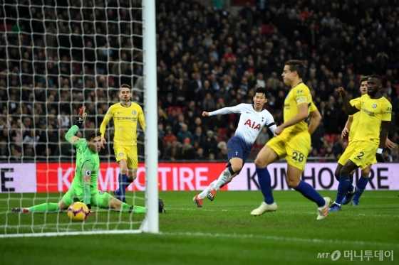 지난해 11월 열린 챌시와의 경기에서 골을 넣는 손흥민 선수의 모습 /사진제공=금호타이어