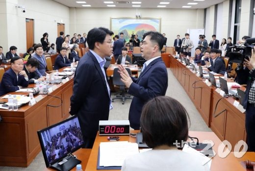 장제원 자유한국당(왼쪽), 김종민 더불어민주당 의원이 4월30일 오전 서울 여의도 국회에서 열린 정개특위에서 언쟁을 하고 있다./사진=이동훈 기자