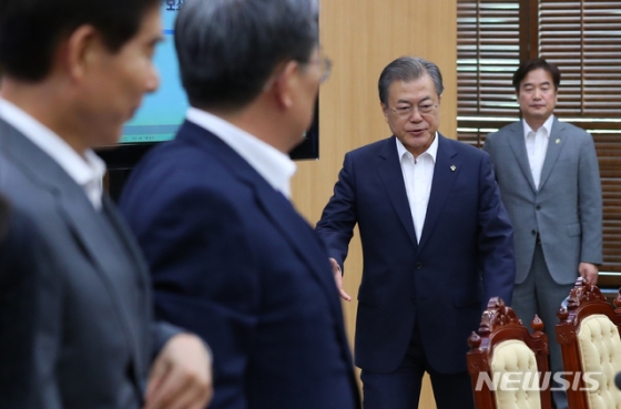 【서울=뉴시스】전신 기자 = 문재인 대통령이 3일 청와대 여민관에서 열린 수석·보좌관회의에 참석하고 있다. 2019.06.03. photo1006@newsis.com