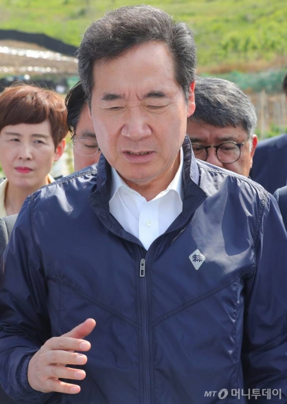 【파주=뉴시스】배훈식 기자 = 이낙연 국무총리 5일 오후 경기 파주시 적성면 거점소독시설을 방문,  아프리카 돼지열병 차단에 힘써 줄 것을 당부하고 있다. 2019.06.05.   dahora83@newsis.com